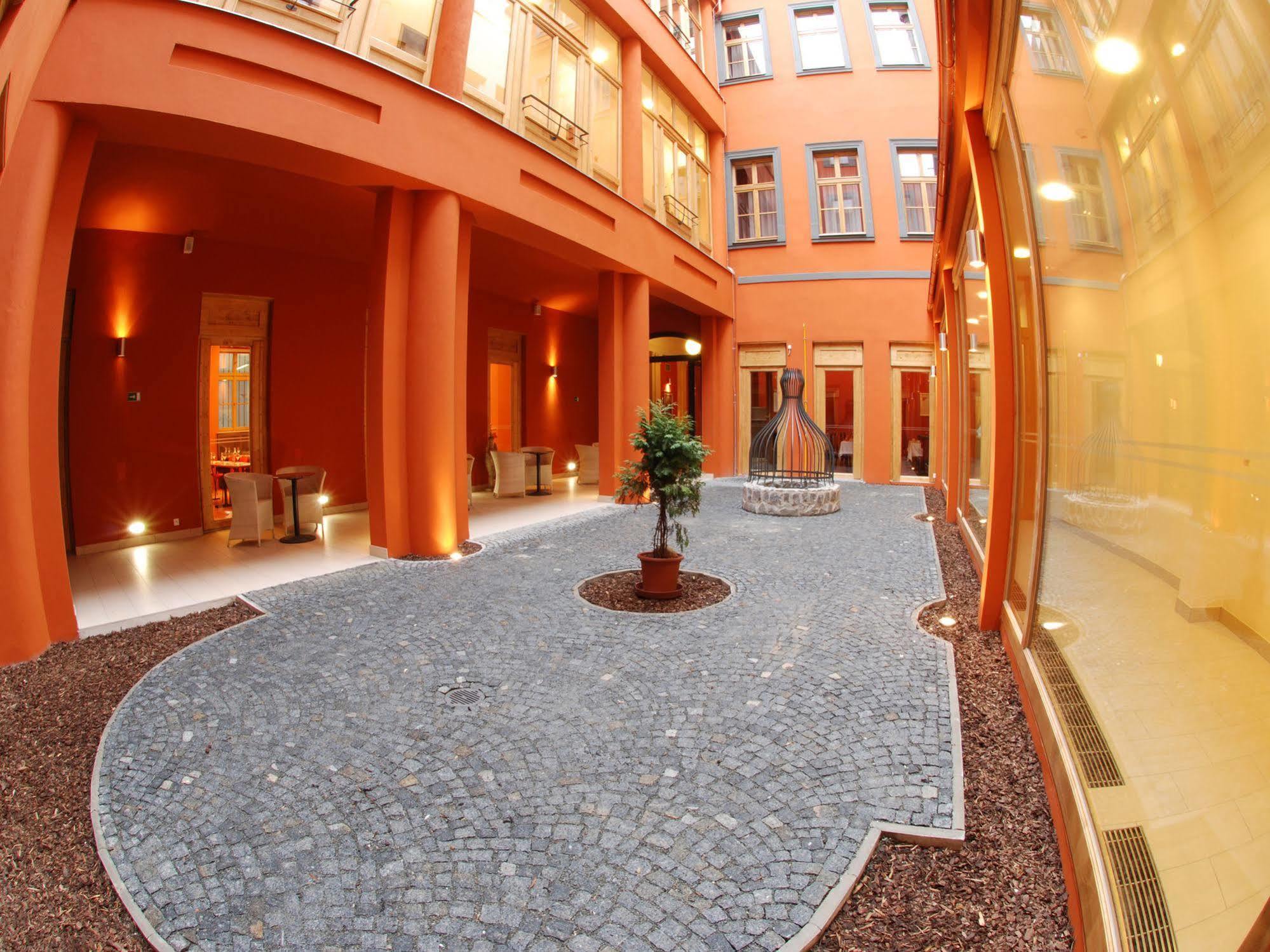 Ea Embassy Hotell 4*